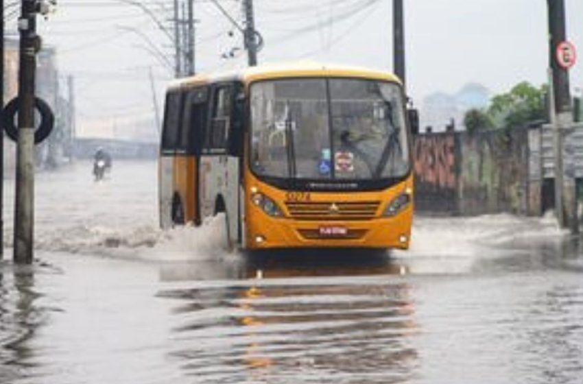  Após deslizamento de terra, Semob muda itinerário de ônibus no Periperi