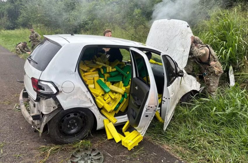  Adolescente é detido após capotar carro carregado com meia tonelada de maconha; veja vídeo