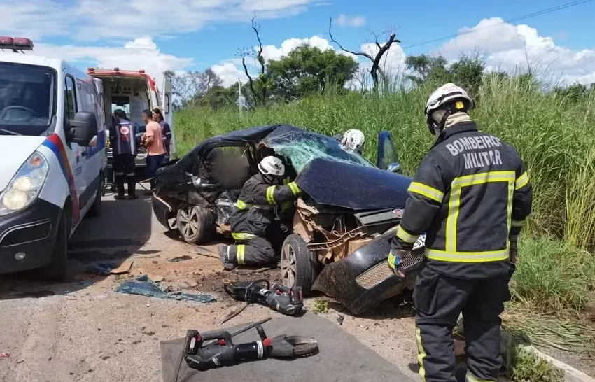  Acidente na BR-242 deixam duas pessoas feridas