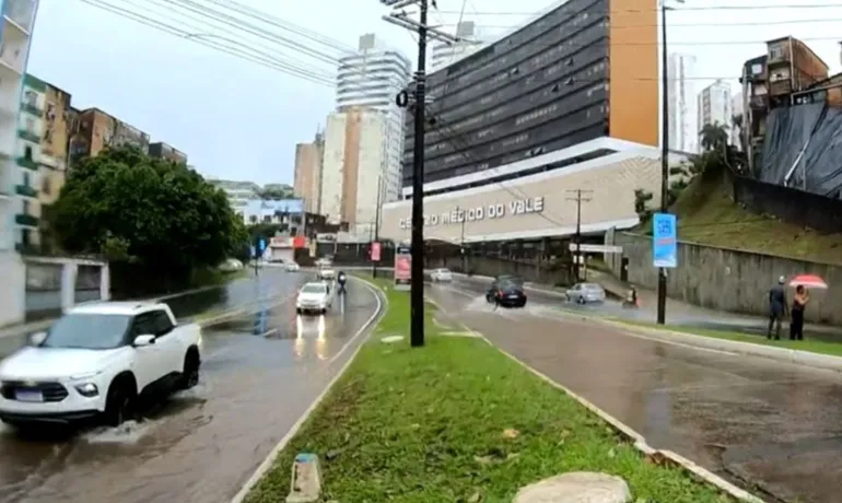  Fortes chuvas atingem Salvador na madrugada desta terça-feira (16)