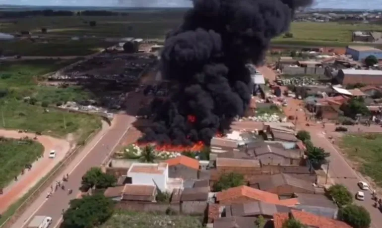  Luís Eduardo Magalhães: Incêndio atinge depósito de materiais recicláveis