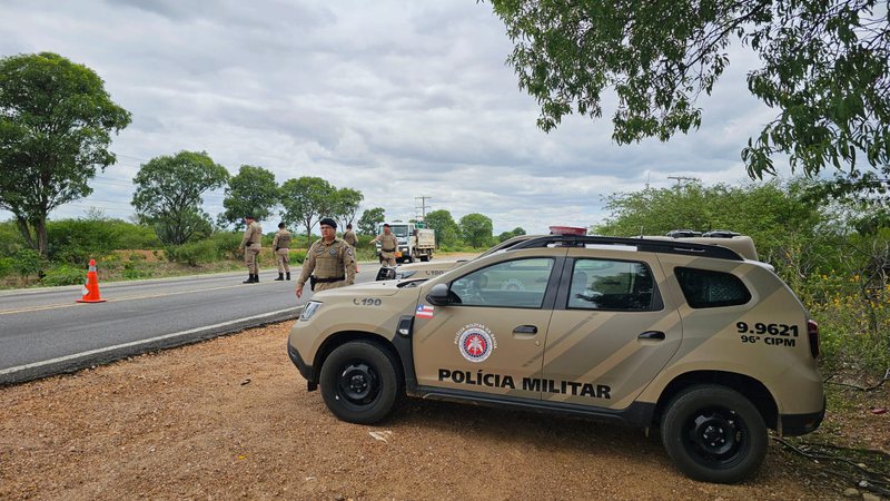  Arma de fogo é apreendida pela PM com caminhoneiro que transitava na contramão da BR 235