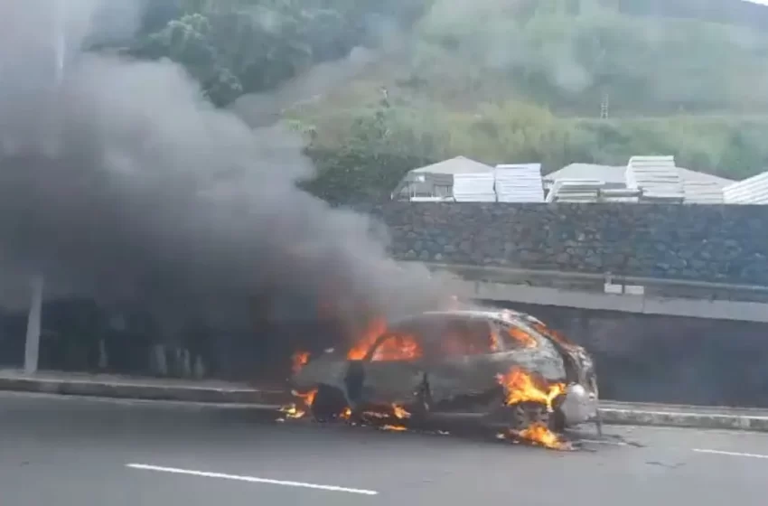  Carro pega fogo na Avenida Bonocô, em Salvador