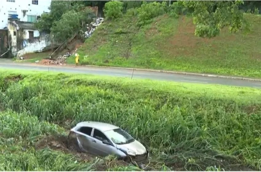  Carro cai em córrego no bairro do Garcia