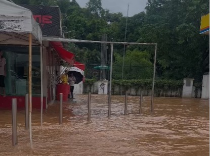  Fortes chuvas deixam vários pontos de Salvador alagados nesta quarta-feira (24)