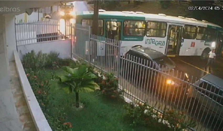  Ônibus derrapa e interdita rua na Barra, em Salvador