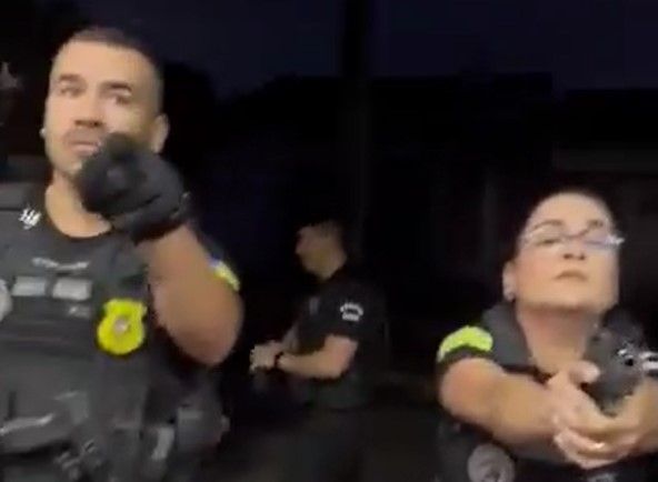  Polícia erra endereço e aponta arma no rosto de mulher; veja vídeo