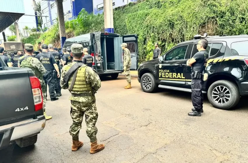  Paraguai entrega 25 presos brasileiros à Polícia Federal