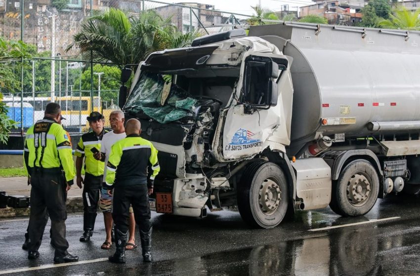  Acidente entre ônibus e caminhão-tanque deixa uma pessoa ferida