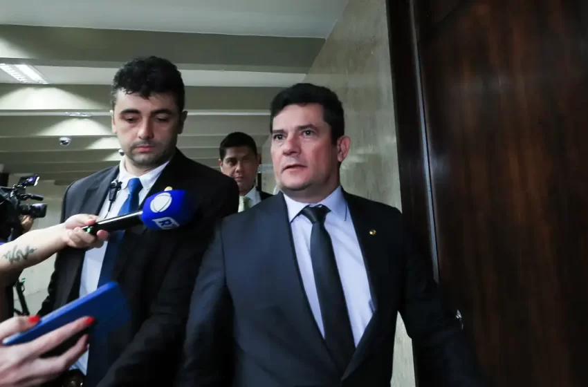  Desembargador pede vista e suspende julgamento de Moro