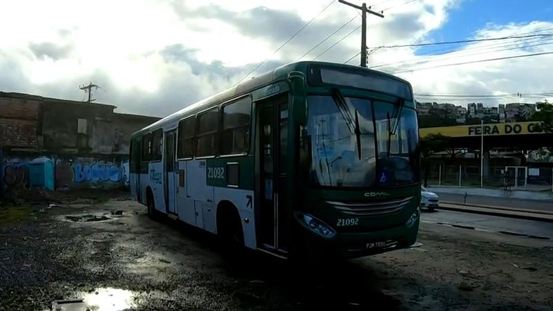  Homem é atropelado por ônibus após escorregar da calçada