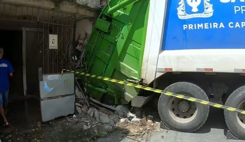  Caminhão de coleta de lixo perde controle e atinge casa em Salvador