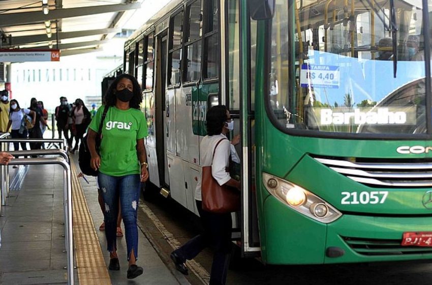  Rodoviários se reúnem em assembleia para decidir sobre paralisação