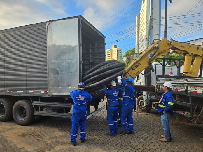  Embasa encaminha 3 toneladas de equipamentos para drenar água no Rio Grande do Sul