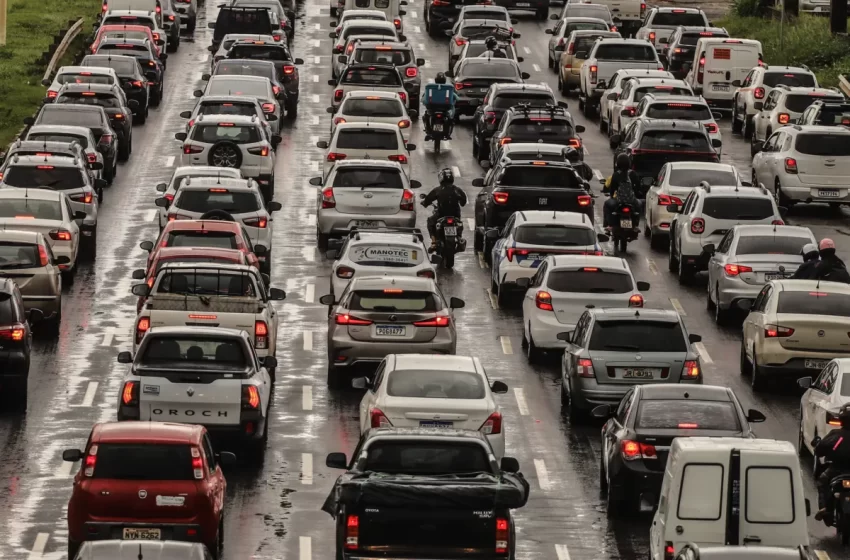  Chuva nas primeiras horas da manhã de hoje (16), deixa diversas localidades com trânsito lento