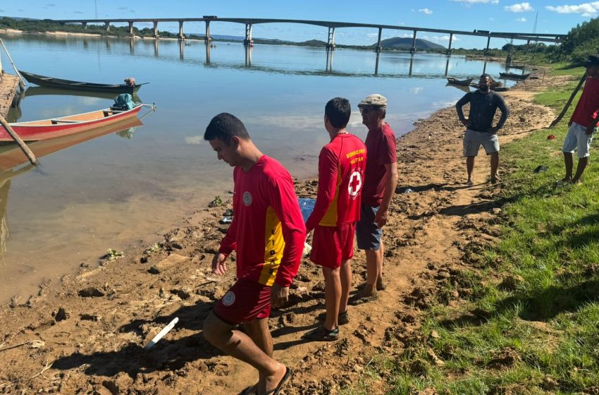  Bombeiros militares recuperam corpo no Rio São Francisco, em Ibotirama