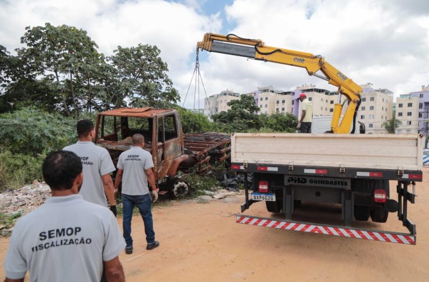 Semop remove 255 veículos e 10 barcos abandonados das vias de Salvador em 2024