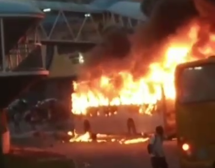  Ônibus são incendiados em protesto na avenida Tancredo Neves