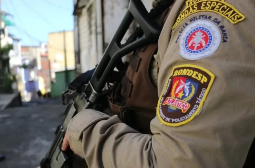  Policiais militares desobstruem barricada montada por criminosos no Bairro da Paz