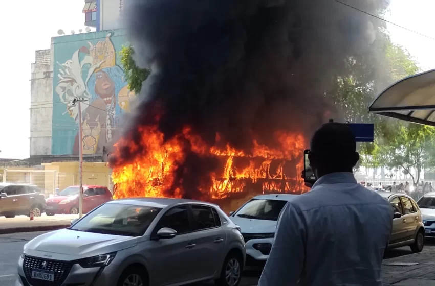  Ônibus pega fogo após pane elétrica, no bairro do Comércio