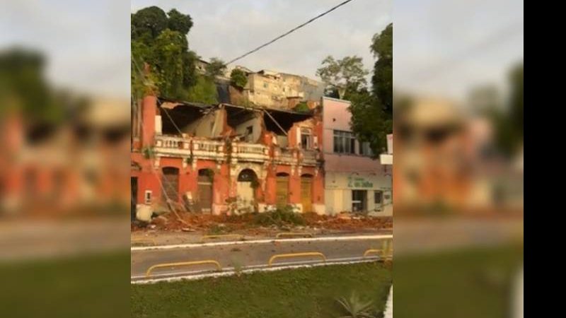  Ilhéus: Fachada de casarão histórico desaba