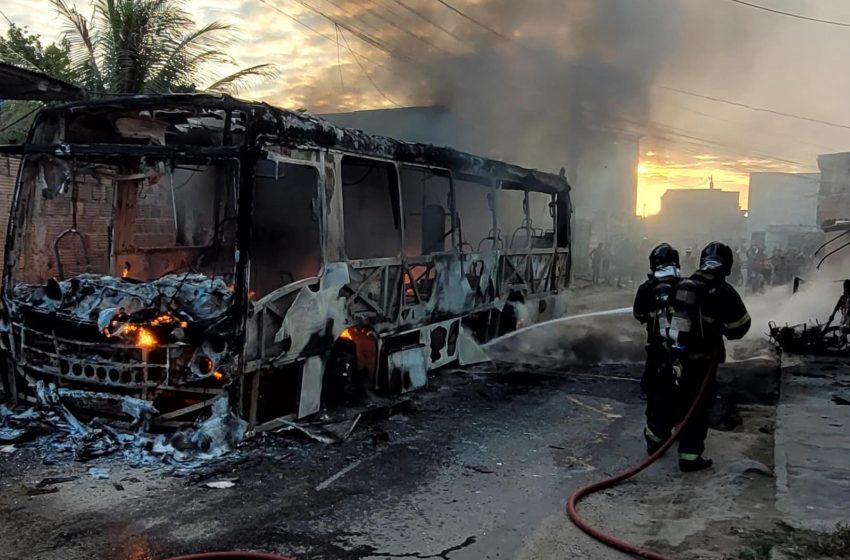  Ônibus pega fogo em Porto Seguro e incêndio é apagado por bombeiros