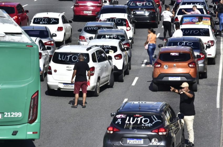  Motoristas por aplicativo protestam cobrando mais segurança após latrocínio