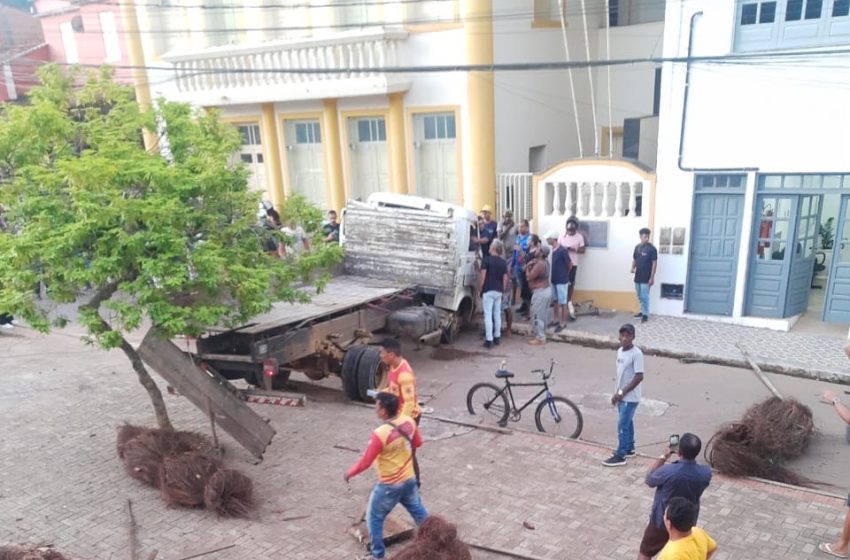  Motorista perde o controle de caminhão, derruba poste e só para após bater em frente à Câmara Municipal em Ituberá; Veja vídeo