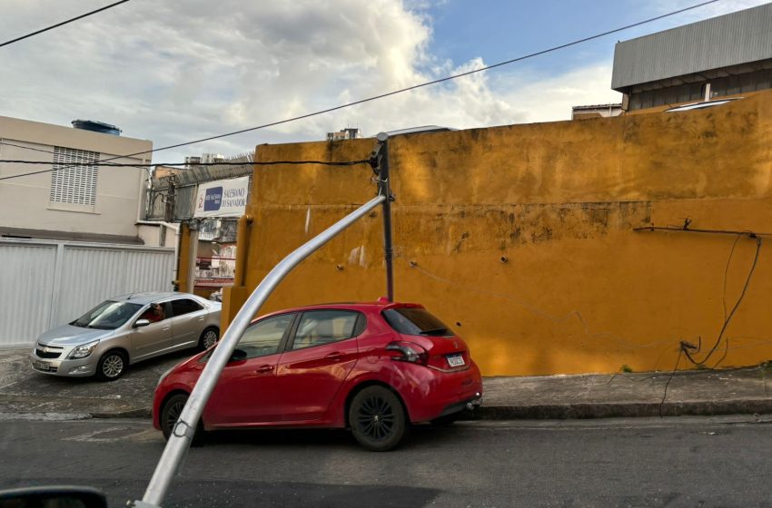  Poste cai em carro no bairro de Brotas