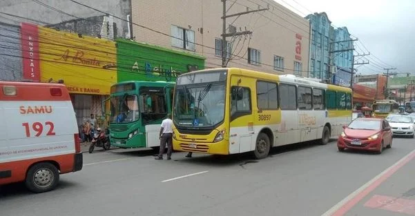  Acidente entre dois ônibus deixa feridos na Calçada