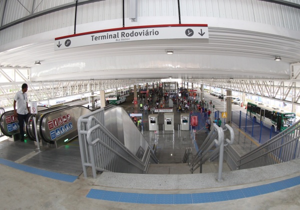  Exposição de figurinos feitos com materiais reciclados é exibida na Estação de Metrô em Pirajá