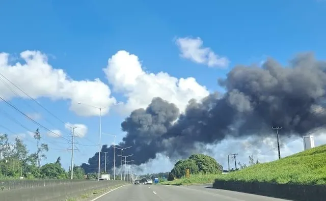  Simões Filho: Incêndio atinge fábrica na tarde de domingo (16)