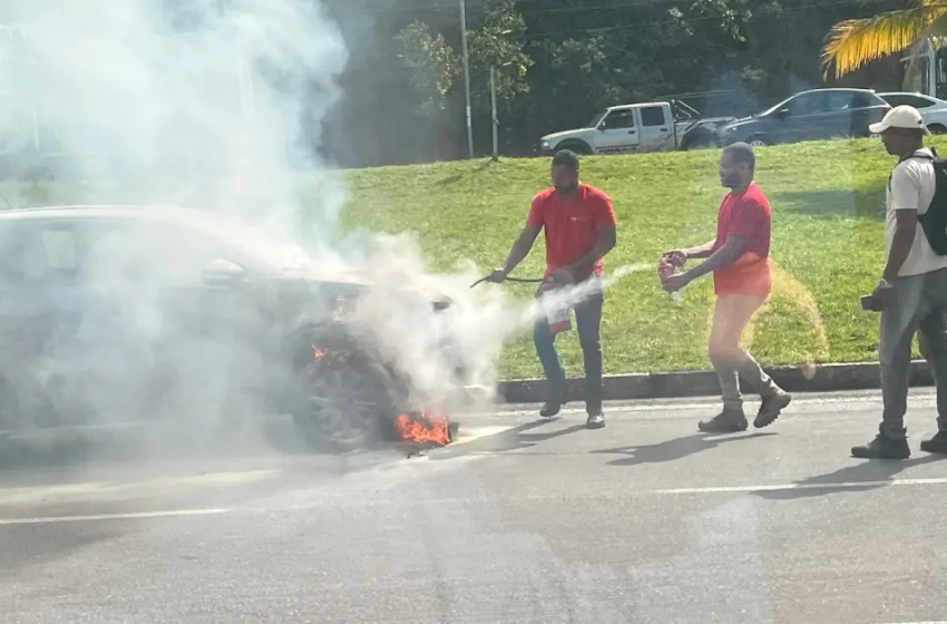  Lauro de Freitas: Carro pega fogo e deixa trânsito lento