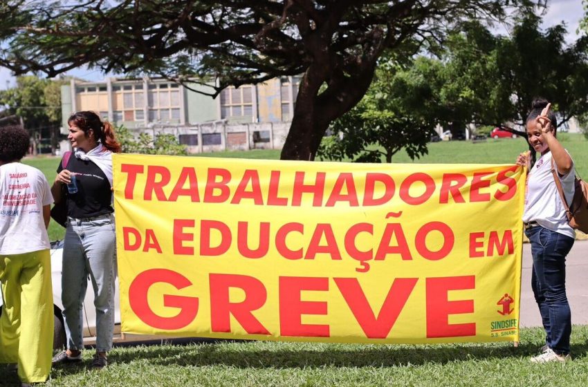  Professores universitários em greve avaliam proposta do governo