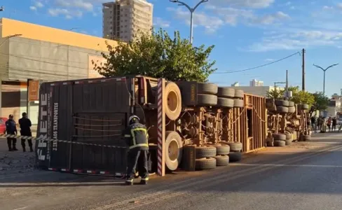  Barreiras: Caminhão que transportava gado tomba na BR-242