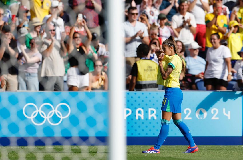  Futebol feminino perde para a Espanha, mas avança para as oitavas em Paris