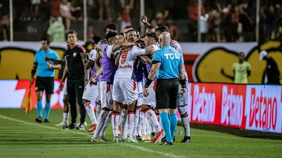  Vitória vence Criciúma por 2 a 1