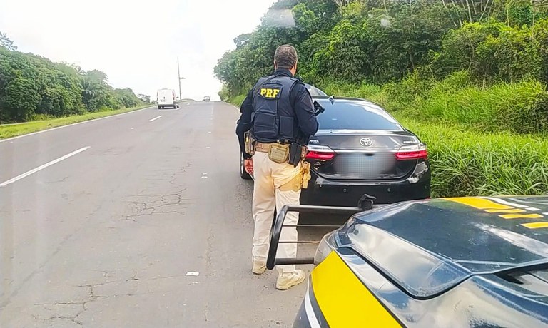  Homem compra carro roubado em feirão de Salvador e é detido pela PRF na BR 324