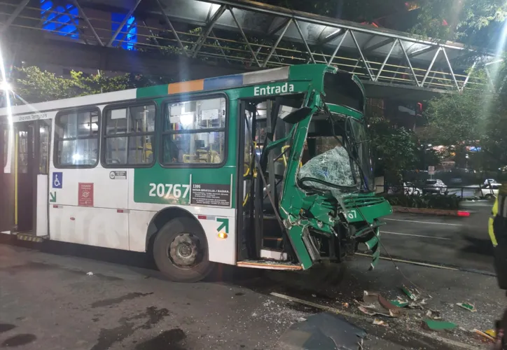  Dois coletivos colidem na Avenida Tancredo Neves