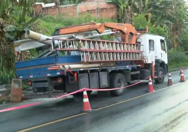  Carro derruba poste em Cajazeiras V e deixa trânsito parcialmente interditado