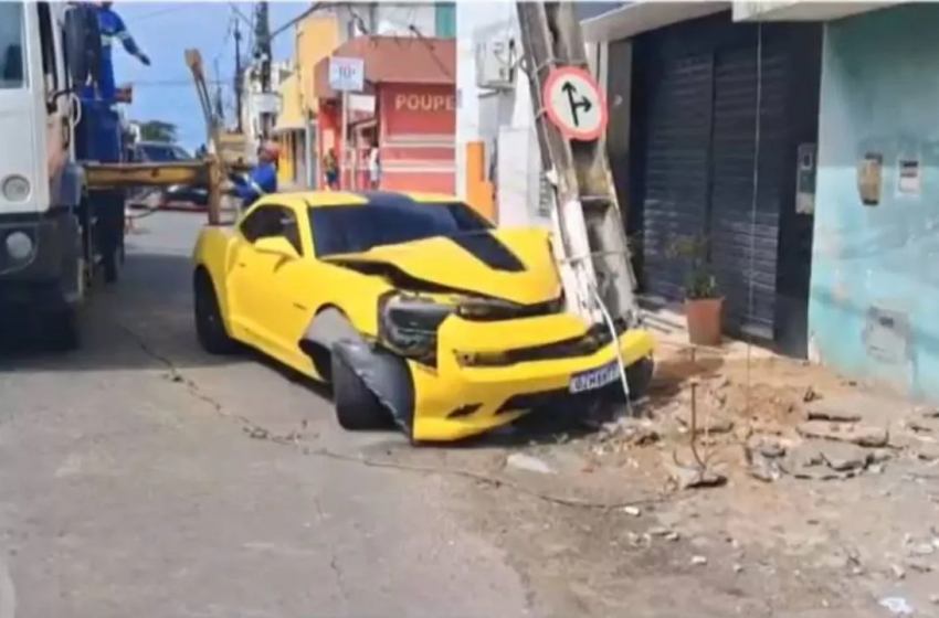  Ilhéus: Camaro Amarelo bate em poste e fica destruído