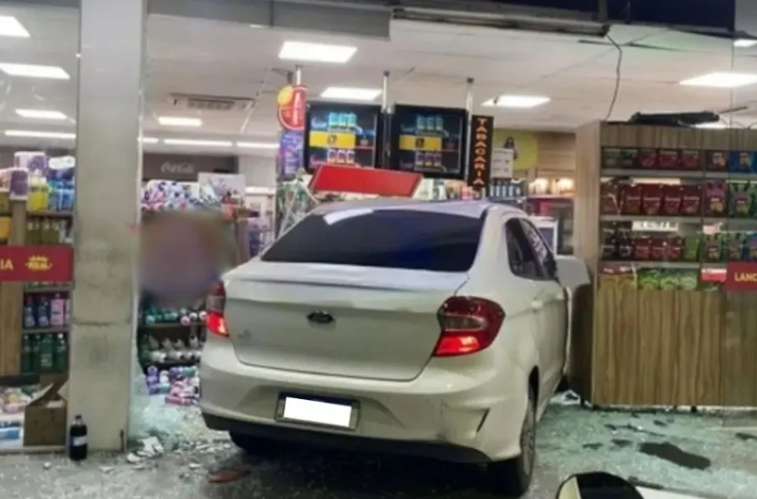  Carro invade loja de conveniência em Salvador e deixa nove feridos