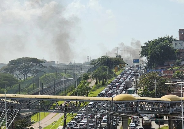  Manifestação causa congestionamento na Avenida Paralela nesta manhã