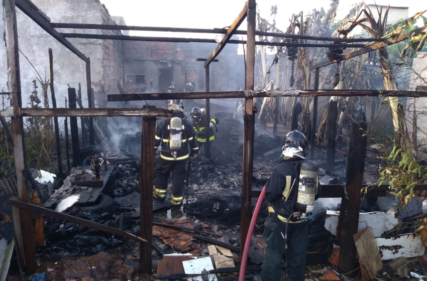  Incêndio é debelado por bombeiros de Feira de Santana; homem ficou gravemente ferido