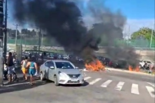  Populares realizam protesto na Avenida Paralela contra morte de menina em Pernambués