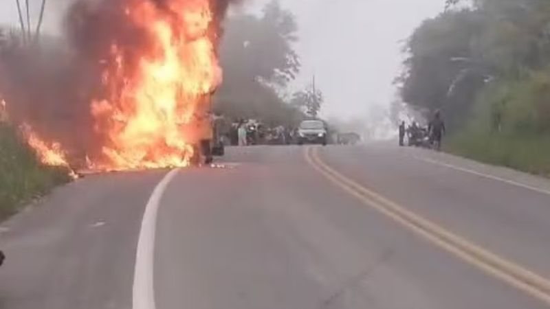  Acidente entre moto e ônibus escolar deixa duas pessoas mortas no sudoeste da Bahia