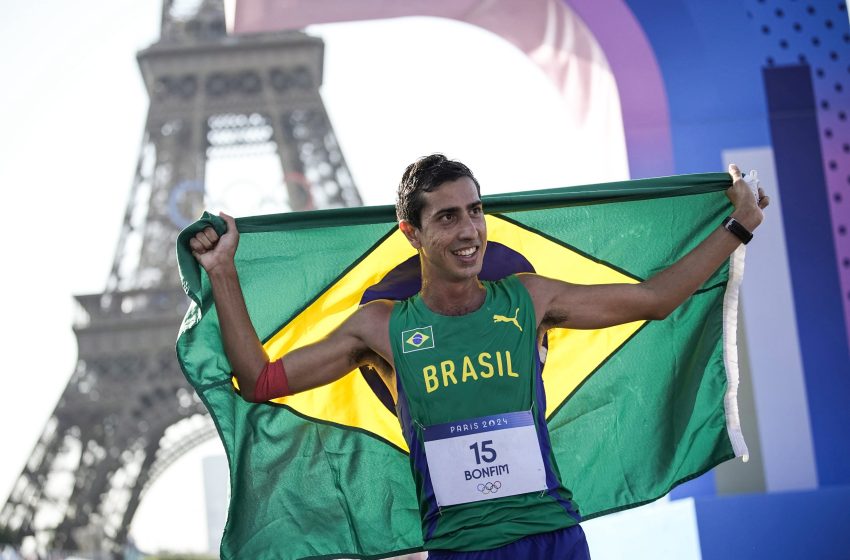  Caio Bonfim conquista a prata histórica na marcha atlética em Paris