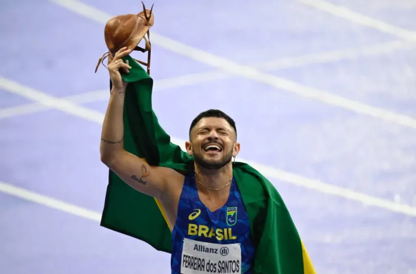  Petrúcio Ferreira é tricampeão paralímpico nos 100m em Paris