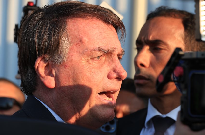  Bolsonaro diz que saída do X no Brasil “representa mais um duro golpe à liberdade”