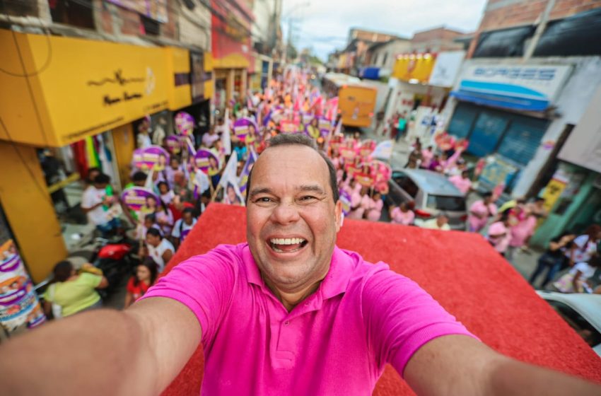  Geraldo anuncia programa de valorização para servidores municipais em caminhada na Sussuarana